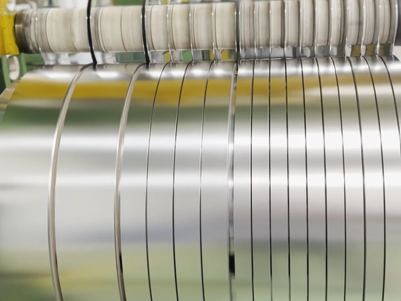 Coil di-slit menjadi strip presisi di lini IBF